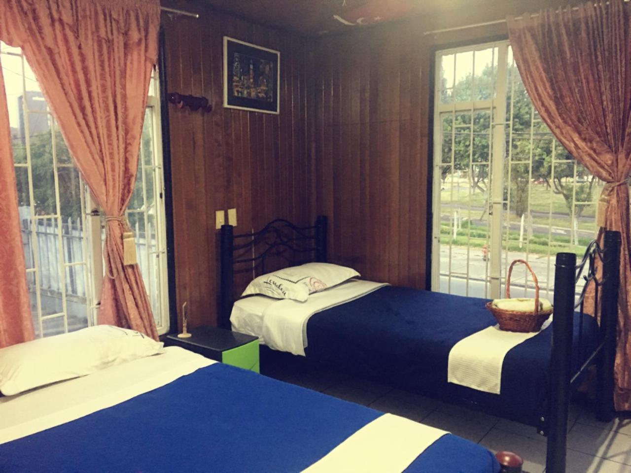 Como En Casa! Restaurante Y Hostal Богота Екстер'єр фото